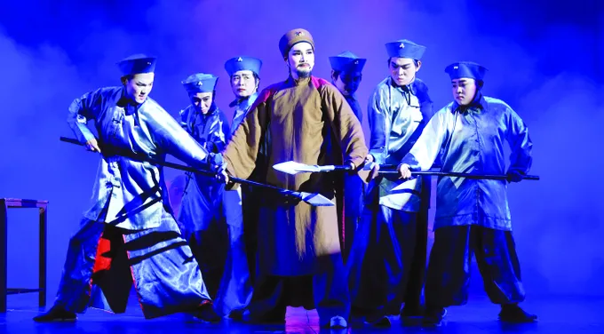 NSƯT Lê Trung Thảo trong vở cải lương Lưu vong NSƯT Lê Trung Thảo thủ vai võ quan yêu nước Lê Quýnh trong vở cải lương Lưu vong (Khí tiết một trung (2) copy.jpg