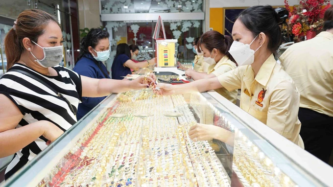 Người dân mua vàng tại cửa hàng Mi Hồng quận Bình Thạnh, TPHCM. Ảnh: HOÀNG HÙNG