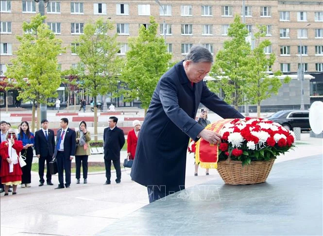 Tổng Bí thư Tô Lâm và Phu nhân cùng Đoàn đại biểu cấp cao Việt Nam đặt hoa tại Tượng đài Chủ tịch Hồ Chí Minh ở thủ đô Moscow. Ảnh: TTXVN
