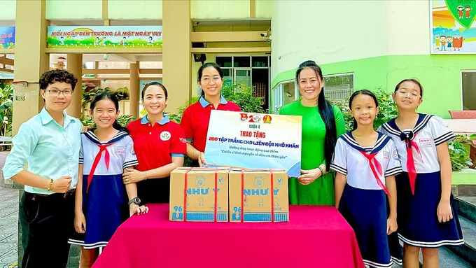 Trao quà đến học sinh tại quận 4, TPHCM nhân dịp Quốc tế Thiếu nhi 1-6