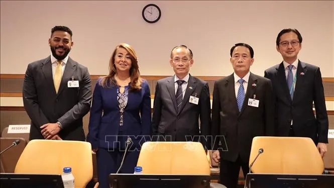 Quyền Bộ trưởng Bộ Ngoại giao Lê Hoài Trung (đừng giữa), Phó Tổng Thư ký LHQ, Tổng Giám đốc Văn phòng LHQ về Phòng chống Ma túy và Tội phạm (UNODC) Ghada Waly (thứ 2 từ trái sang), Thượng tướng Lê Quốc Hùng, Thứ trưởng Bộ Công an (thứ 2 từ phải sang) đồng chủ trì sự kiện. Ảnh: TTXVN