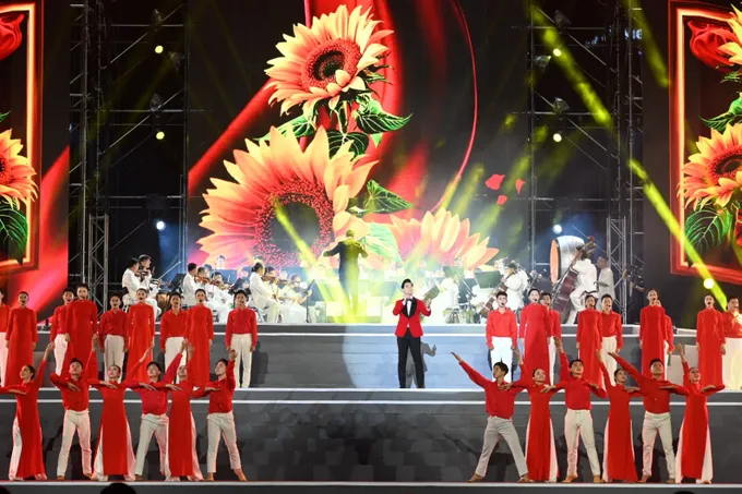 Chương trình nghệ thuật đặc biệt Dưới ánh sáng quang vinh chào mừng thành công của Đại hội đại biểu Đảng bộ TPHCM lần thứ I, nhiệm kỳ 2025-2030. Ảnh: DŨNG PHƯƠNG R6A.jpg