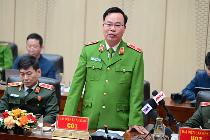 Thiếu tướng Lê Văn Tân, Phó Chánh Văn phòng C01 thông tin tại buổi họp báo. Ảnh: ĐỖ TRUNG