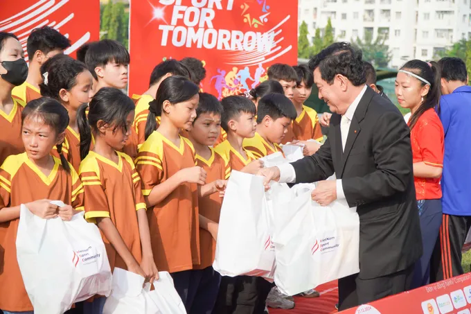 Chủ tịch Uỷ ban Paralympic Việt Nam Huỳnh Vĩnh Ái trao tặng quà cho các em nhỏ 1000011399-1466.jpg