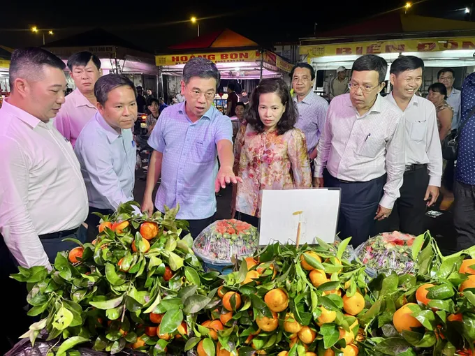 Phó Chủ tịch UBND TPHCM Nguyễn Văn Dũng khảo sát hàng hóa phục vụ Tết Nguyên đán 2025 tại chợ đầu mối Thủ Đức X5c.jpg