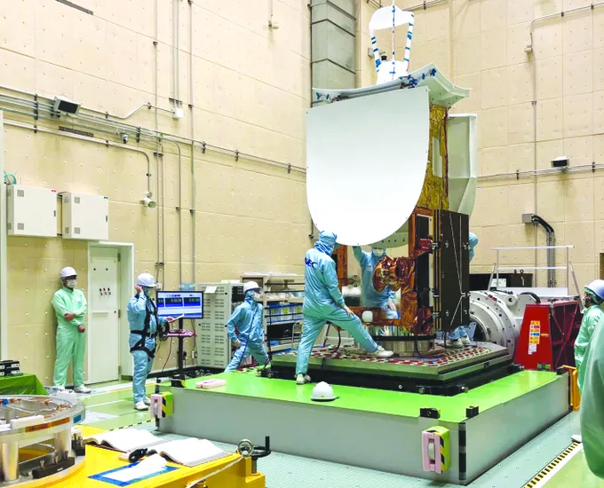 Các kỹ sư Việt Nam tham gia chế tạo vệ tinh LOTUSat-1 tại Nhật Bản. Ảnh: VNSC K1e.jpg