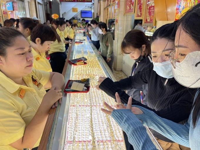 Người dân mua vàng tại cửa hàng Mi Hồng, quận Bình Thạnh, chiều 18-3. Ảnh: Hoàng Hùng S7a.jpg