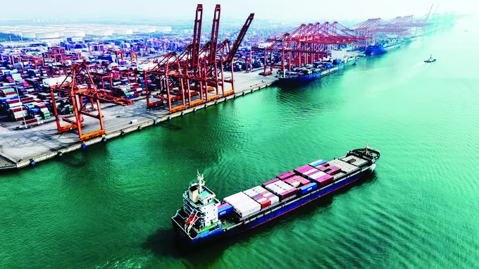 Tàu chở hàng xuất khẩu tại cảng Tần Châu, Quảng Tây, Trung Quốc. Ảnh: THX Z8d.jpg