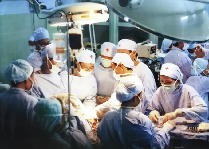 Ê kíp mổ tách dính cặp song sinh Việt - Đức tại Bệnh viện Từ Dũ vào năm 1988. Ảnh: TƯ LIỆU O3a.jpg