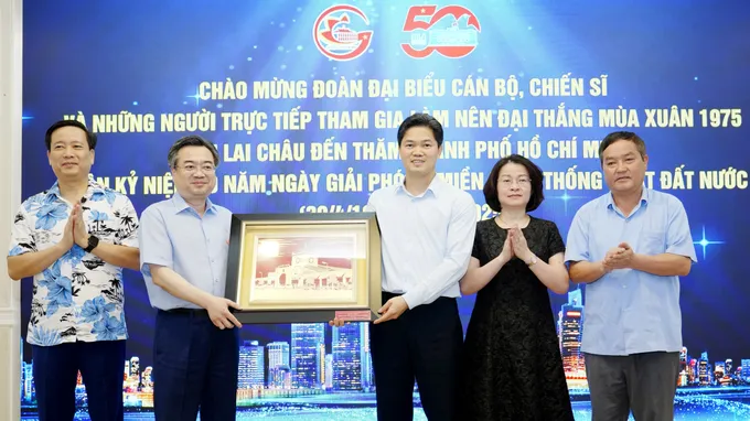 Phó Bí thư Thường trực Thành ủy TPHCM Nguyễn Thanh Nghị tặng quà lưu niệm đoàn đại biểu tỉnh Lai Châu. Ảnh: ĐÔNG SƠN W1j.jpg