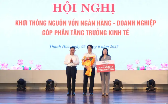 Ông Nguyễn Văn Hảo, Phó Tổng Giám đốc HDBank, trao tặng kinh phí xây dựng 300 căn nhà tình thương cho các hộ khó khăn tại tỉnh Thanh Hóa IMG_3803.JPG