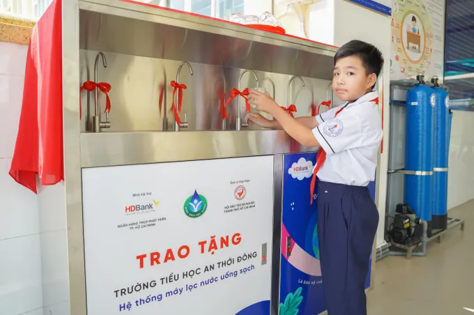 Từ nay, giáo viên và học sinh tại 05 trường tiểu học tại huyện Cần Giờ đã có nguồn nước sạch để dùng PIA05690.JPG