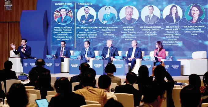 Các diễn giả trao đổi tại Phiên thảo luận chuyên đề trong khuôn khổ Diễn đàn Kinh tế TPHCM lần thứ 5, ngày 25-9-2024 A8c.jpeg
