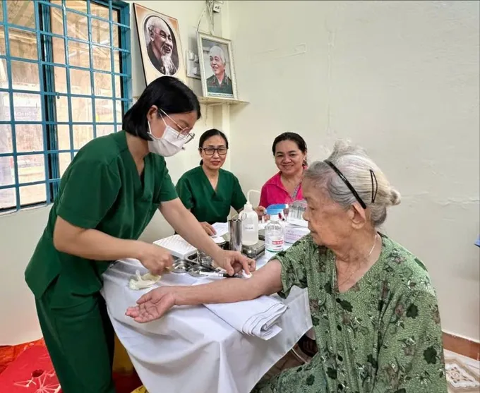 Nhân viên y tế lấy máu kiểm tra sức khỏe người cao tuổi phường Xuân Hòa I4d.jpg