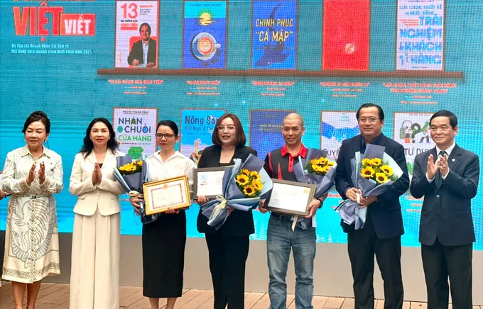 Các tác giả đồng thời là doanh nhân được vinh danh “Tốp 10 sách hay do doanh nhân Việt viết” tại Tuần lễ Doanh nhân và Sách năm 2025 O8a.jpg