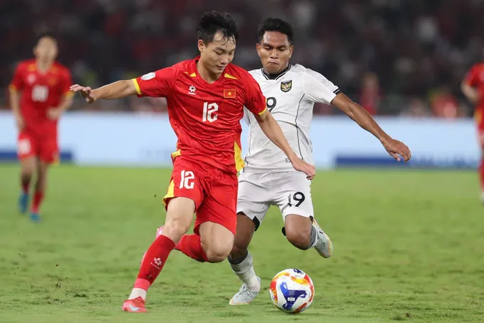 Các tuyển thủ U23 Việt Nam thi đấu đầy lăn xả. ẢNH: ANH KHOA 2.jpg