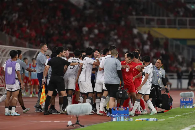 Trận chung kết xuất hiện liên tiếp tình huống lao vào xô xát giữa đôi bên. ẢNH: ANH KHOA z6853953213955_0b3ae76d0fe6aa45e7f6fa6b2cad1932.jpg