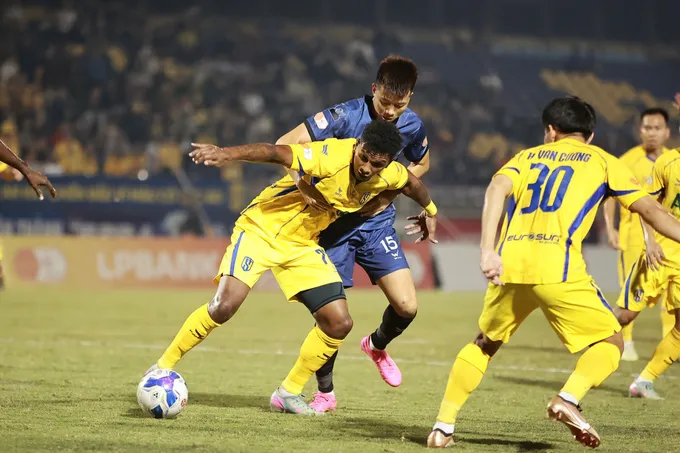 SLNA và Thanh Hoá cống hiến cho người hâm mộ trận cầu hấp dẫn. ẢNH: QUỲNH MAI IMG_7763.jpeg