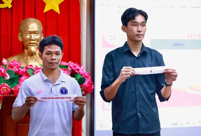 12 đội futsal đại diện cho 12 trường đại học trên địa bàn TPHCM tham dự giải đấu. ẢNH: TÂM HÀ 