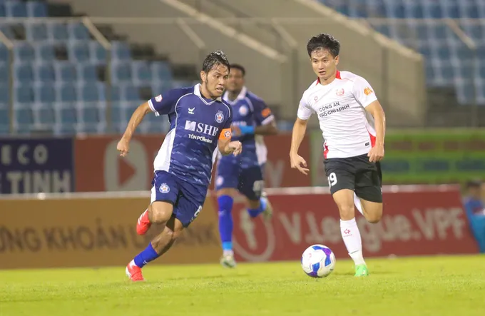 Các cầu thủ Công an TPHCM (áo trắng) gặp nhiều khó khăn khi thi đấu tại sân Hòa Xuân. ẢNH: PHI HẢI z7192905629779_16eacc6cb45435b1aa21f57a3518ed12.jpg