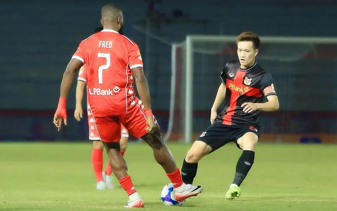 Tiền vệ Hoàng Đức góp công mang tấm vào tứ kết cho Ninh Bình. ẢNH: TÂM HÀ 