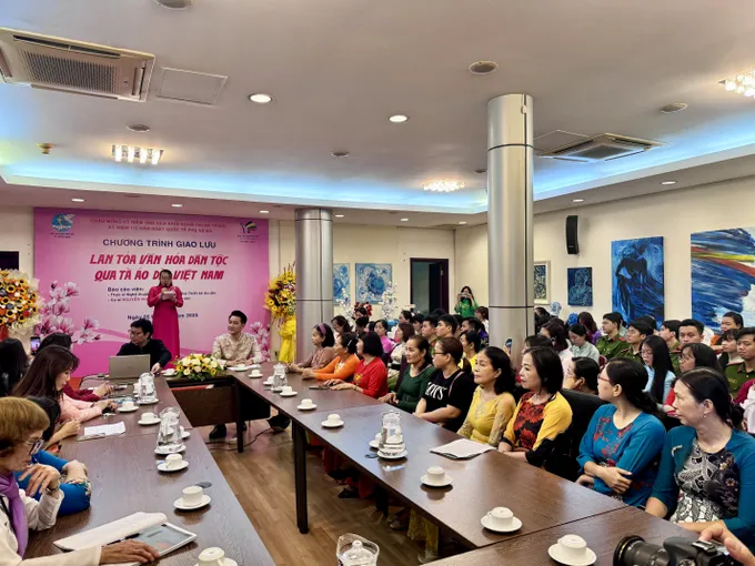 Buổi giao lưu với chủ đề “Lan tỏa văn hóa dân tộc qua tà áo dài Việt Nam”. Buổi giao lưu có sự tham gia của các dì, các chị cán bộ, hội viên phụ nữ, thành viên các CLB do Hội Liên hiệp Phụ nữ các cấp quản lý.JPG