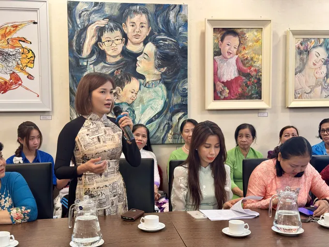 Khách tham dự buổi giao lưu Chị Nguyễn Thị Nguyên (hiện là giáo viên tiếng Anh) kể về việc may chiếc áo dài đầu tay.JPG