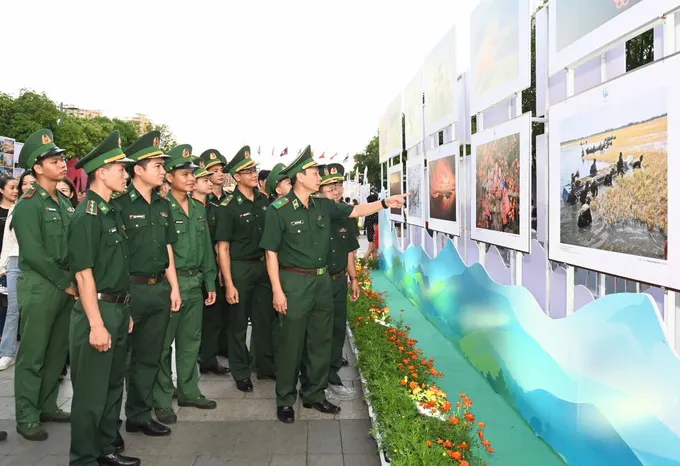 Khai mạc 2 triển lãm ảnh chào mừng Đại lễ 30-4