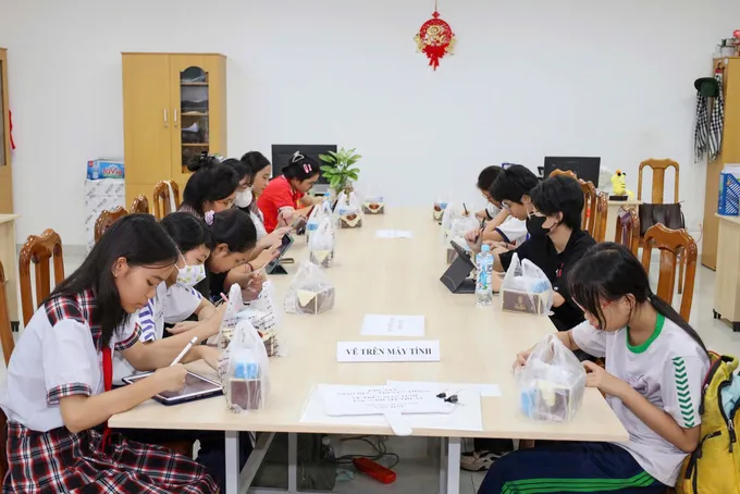 Các em nhỏ vẽ về Bác Tôn qua phần mềm trên máy tính IMG_8262 2.JPG