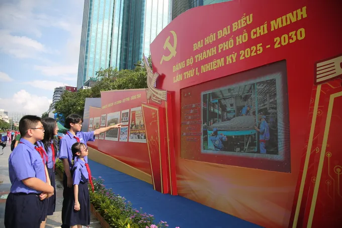 Các em học sinh tham quan, tìm hiểu triển lãm. Ảnh: DŨNG PHƯƠNG 2f55ba1d101012ef154499f821ccbed2.JPG