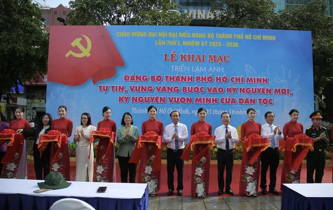 Các đồng chí lãnh đạo, đại biểu cắt băng khai mạc triển lãm. Ảnh: DŨNG PHƯƠNG 3fc9ef76289efb6b37402e0b0c91ac7c.JPG