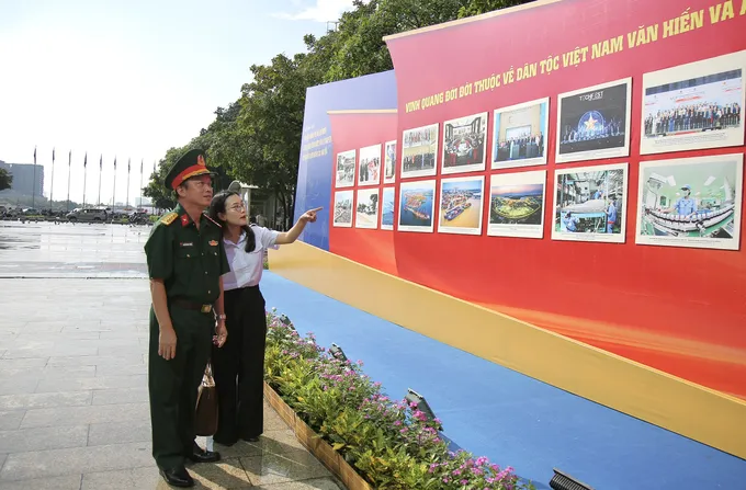 Các đơn vị trong thành phố tham quan, tìm hiểu triển lãm. Ảnh: DŨNG PHƯƠNG b5da1ed5aa3438a3d71091213404afbe.JPG