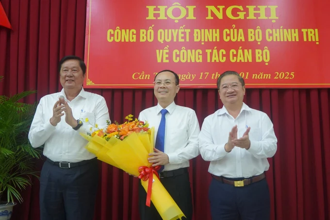 Lãnh đạo TP Cần Thơ tặng hoa chúc mừng đồng chí Nguyễn Văn Hiếu nhận nhiệm vụ Phó Trưởng Ban Tuyên giáo Trung ương 10.jpg