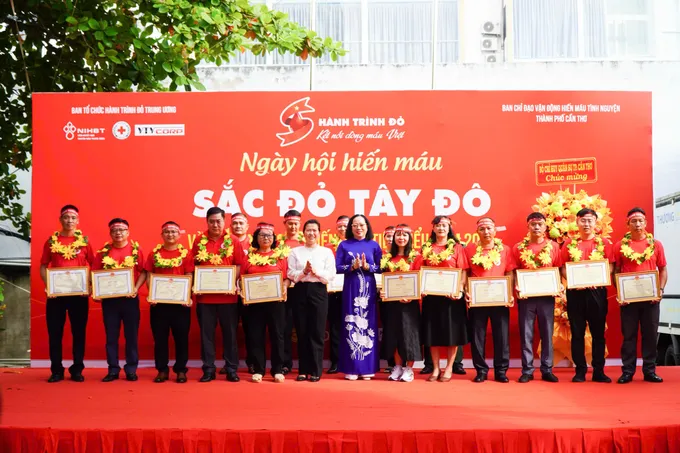 Ban Tổ chức trao tặng bằng khen của Chủ tịch UBND TP Cần Thơ cho các cá nhân tiêu biểu trong phong trào hiến máu tình nguyện 1.jpg