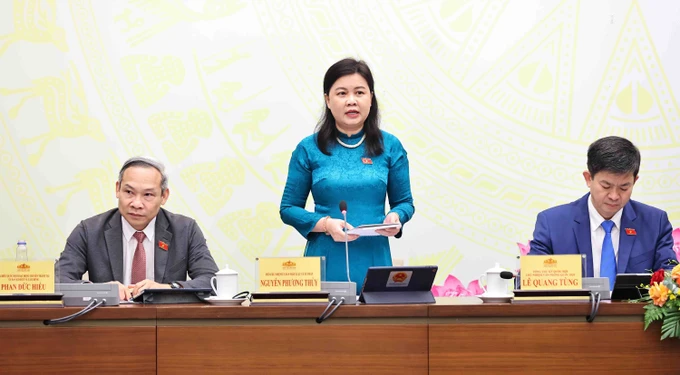 Phó Chủ nhiệm Ủy ban Pháp luật và Tư pháp Quốc hội Nguyễn Phương Thủy tại cuộc họp báo về dự kiến chương trình kỳ họp thứ 9, Quốc hội khóa XV. Ảnh: TTXVN E2a.jpg