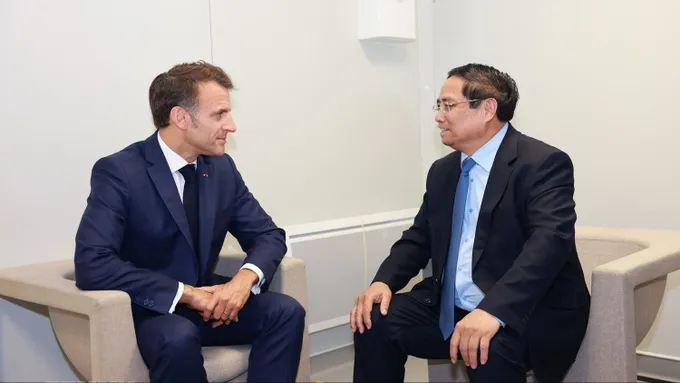 Thủ tướng Phạm Minh Chính hội kiến Tổng thống Pháp Emmanuel Macron. Ảnh: TTXVN