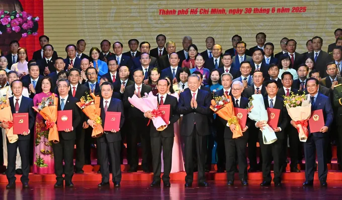 Tổng Bí thư Tô Lâm trao Quyết định của Bộ Chính trị về chỉ định Ban Chấp hành Đảng bộ TPHCM (mới) và Ban Thường vụ Thành ủy TPHCM (mới), nhiệm kỳ 2020-2025. Ảnh: VIỆT DŨNG z6755839631139_c3991003ee1308373b6fed266438f131.jpg