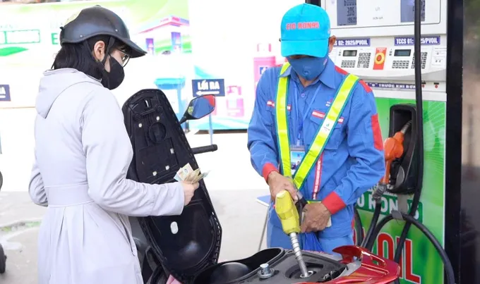 Một cửa hàng xăng tại Hà Nội bán thử nghiệm xăng E10 O7a.jpg