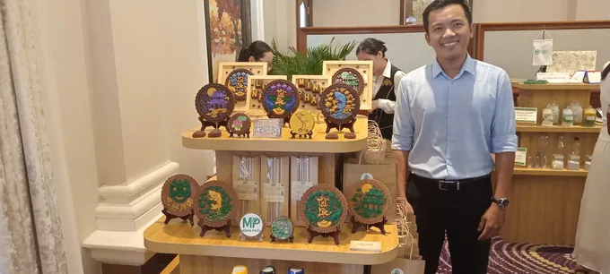 Doanh nghiệp trưng bày sản phẩm tái chế từ bã cà phê tại hội thảo. Ảnh :MINH HẢI z6447241739021_3f5cfeb328eb3c1ae6f3529786dfd402.jpg