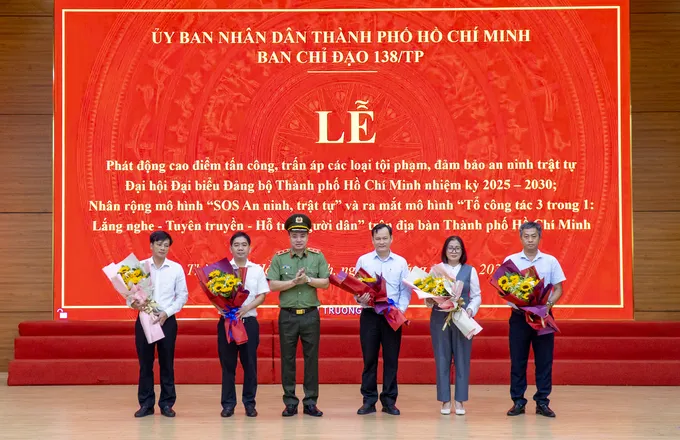 Trung tướng Mai Hoàng tặng hoa chúc mừng Tổ công tác 3 trong 1 các phường Bà Rịa, Long Hương, Tam Long và xã Long Điền, TPHCM.jpg