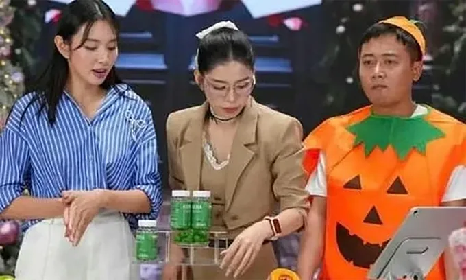 Hoa hậu Thùy Tiên và ekip quảng cáo lố kẹo Kera.jpg