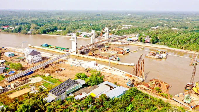 Cống Rạch Mọp tại Sóc Trăng (vốn đầu tư 550 tỷ đồng) đang được thi công khẩn trương để hoàn thành, ngăn xâm nhập mặn bờ Nam sông Hậu. Ảnh: TUẤN QUANG K1b.jpg