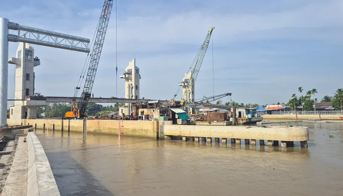 Cống Rạch Mọp tại Sóc Trăng đang khẩn trương được hoàn thành để ngăn xâm nhập mặn bờ Nam sông Hậu. Ảnh: Tuấn Quang k5b.jpg