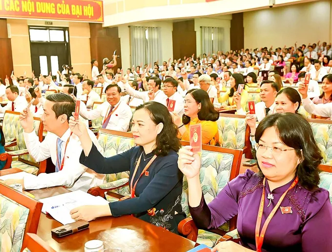 Các đại biểu biểu quyết thông qua Nghị quyết Đại hội đại biểu Đảng bộ các cơ quan Đảng TPHCM lần thứ I. Ảnh: VIỆT DŨNG U3c.jpg