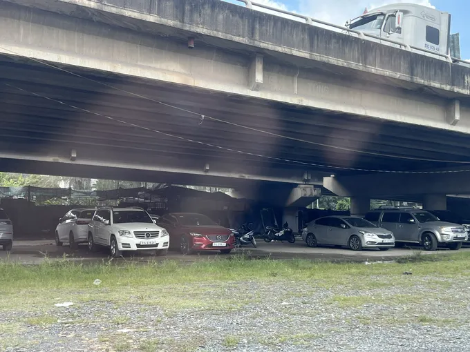 TPHCM kiên quyết xử lý bãi xe trái phép dưới gầm cầu