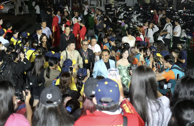 Các nghệ sĩ tham dự đêm bế mạc Liên hoan phim Việt Nam 2025 giữa rừng người hâm mộ và báo giới. Ảnh: DŨNG PHƯƠNG !6B.jpg