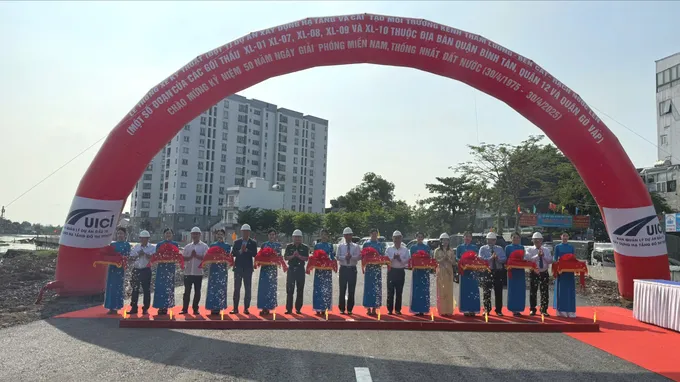 Thông xe kỹ thuật 5 gói thầu xây dựng đường hai bên kênh Tham Lương - Bến Cát - rạch Nước Lên. Ảnh: QUỐC HÙNG 29a.jpg