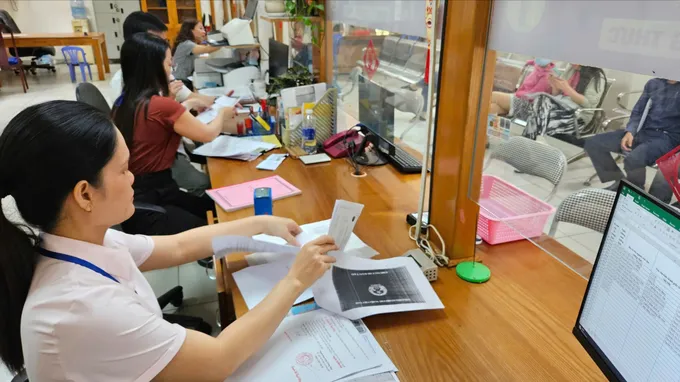 Công chức UBND phường 1, quận Gò Vấp giải quyết hồ sơ cho người dân z6453721770072_1252aae5ee8b570c56a25651fa3660f4.jpg