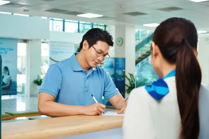 Giao dịch tại một ngân hàng thương mại ở TPHCM. Ảnh: MINH HUY X5A.jpg