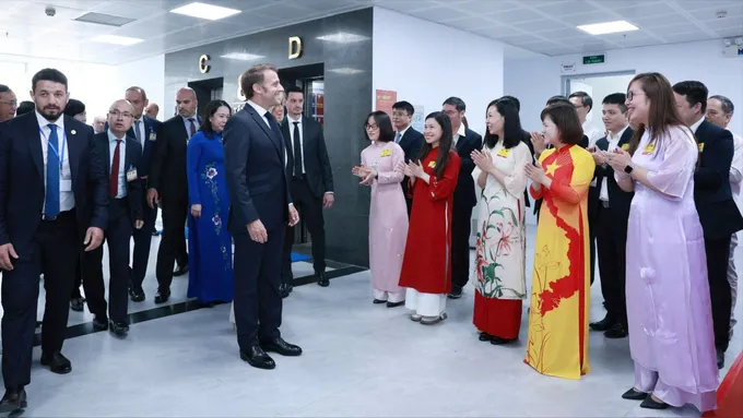 El presidente de la República Francesa, Emmanuel Macron, y su esposa visitaron la Universidad de Ciencia y Tecnología de Hanoi. Foto: VIET CHUNG